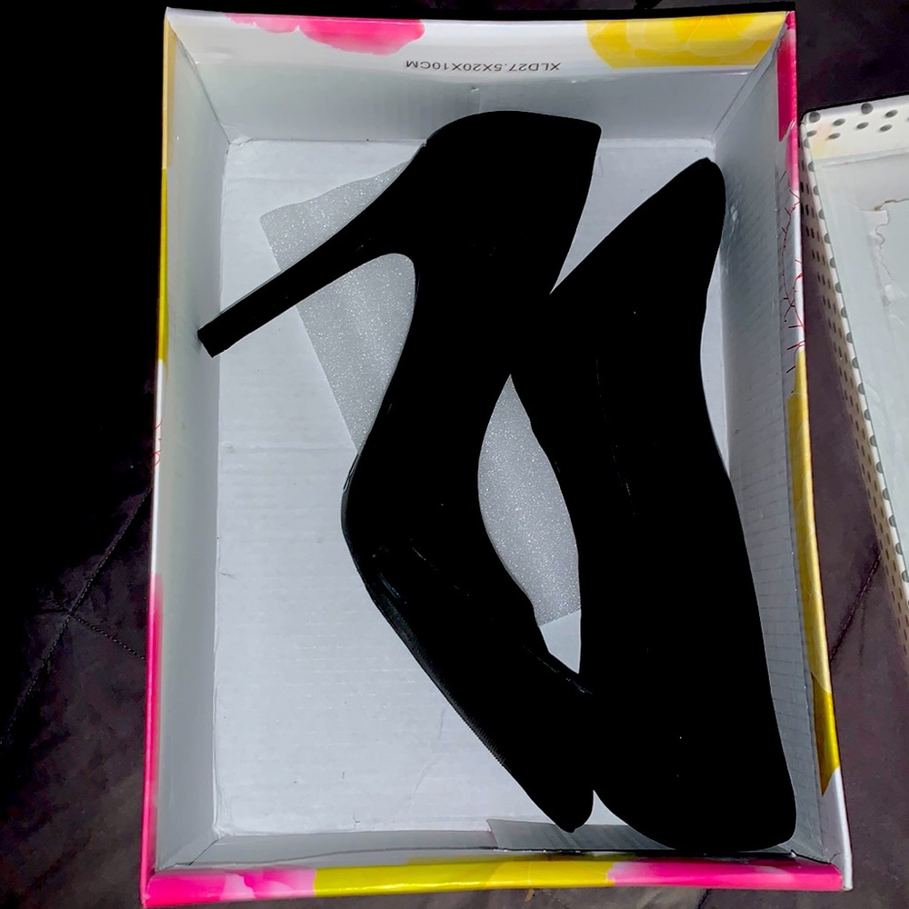 Black heel stiletto heel size2 1/2 e”